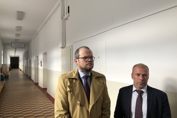 Advokát Peter Kubina a policajný exprezident Peter Kovařík na Mestskom súde Bratislava I.