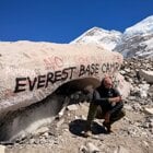 Raper Separ pózuje pri posprejovanom kameni v základnom tábore Mount Everestu.