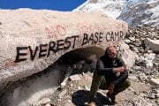Raper Separ pózuje pri posprejovanom kameni v základnom tábore Mount Everestu.