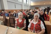 Prednáška na okresnom úrade, pani Viera je vpravo.