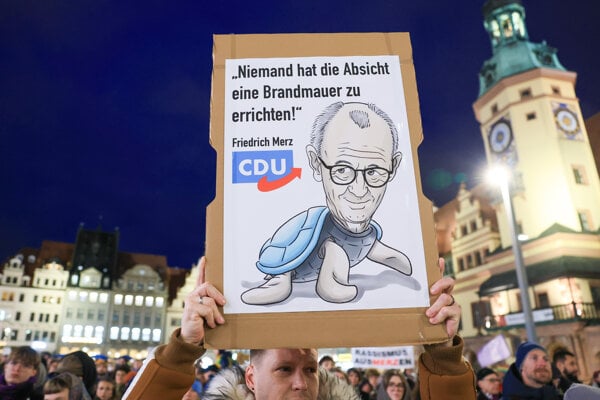 Ľudia na demonštrácii proti Merzovým výrokom o migrácii v Lipsku.