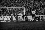 Dušan Galis strieľa gól na 2:1 v zápase kvalifikácie ME 1976 Československo - Anglicko (2:1) 30. októbra 1975 v Bratislave.