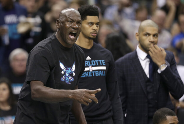 Majiteľ Charlotte Michael Jordan sa teší z víťazstva.