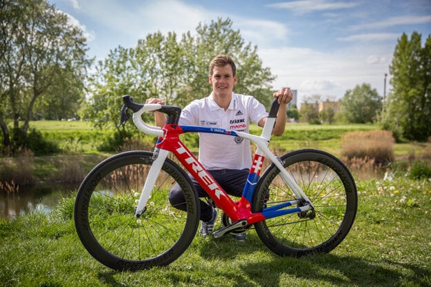Richard Varga pózuje s novým bicyklom.