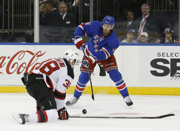 Marek Hrivík (v modrom) odohral tento rok päť zápasov v drese New York Rangers.