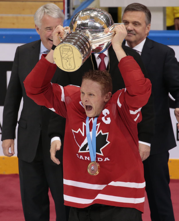 Kapitán Corey Perry dvíha nad hlavu trofej pre majstrov sveta.
