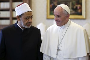 Pápež František s veľkým imámom renomovanej káhirskej univerzity al-Azhar Ahmadom at-Tajíbom.