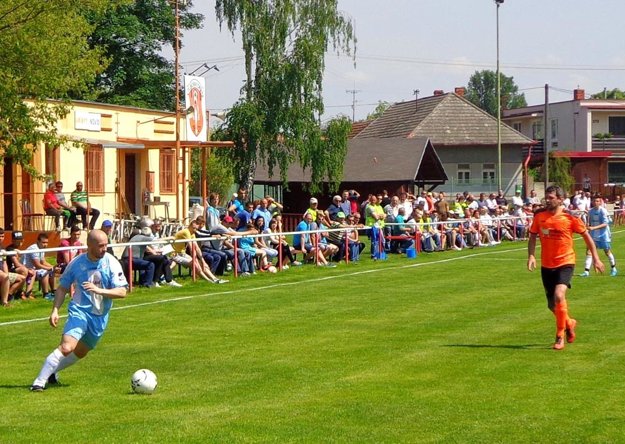 Hralo sa pred početnou kulisou, R. Mentela napáda matador divých rakov Peter Bujalko. (zdroj: Ľuboš Modzga „Šuker“)