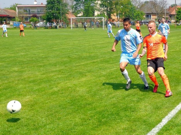 Loptu pohľadom hypnotizujú Kristián Füle (v oranžovom) a Marián Očovský. (zdroj: Ľuboš Modzga „Šuker“)