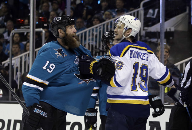 Joe Thornton (vľavo) si vymieňa názory s Jayom Bouwmeesterom v štvrtom zápase série konferenčného finále.