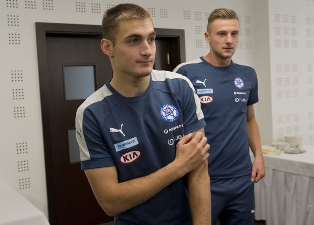 O nomináciu bojujú aj mladíci Matúš Bero (vľavo) a Milan Škriniar.