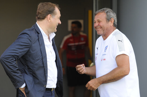 Ján Kozák (vpravo) a Vladimír Weiss st. mali pred zápasom veľmi dobrú náladu.