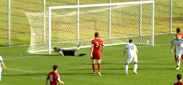 Adam Nemec dáva hlavou svoj druhý gól v zápase.