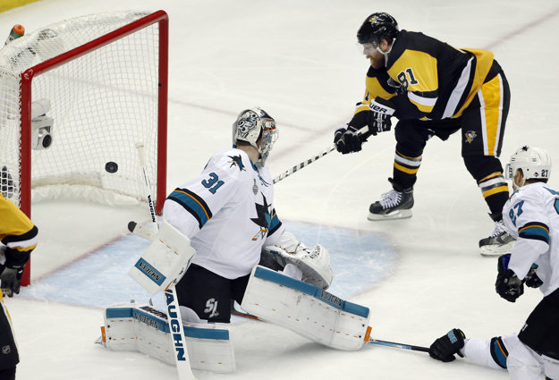 Phil Kessel z Pittsburghu prekonáva Martina Jonesa.