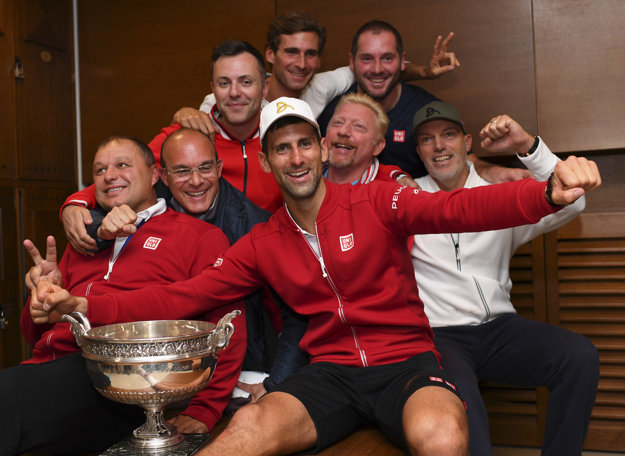 Takto sa Djokovič tešil so svojim tímom z triumfu na Roland Garros. Marián Vajda je na snímke úplne vľavo.