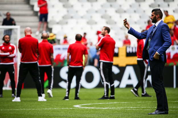 Naši futbalisti si obzreli trávnik v oblekoch.