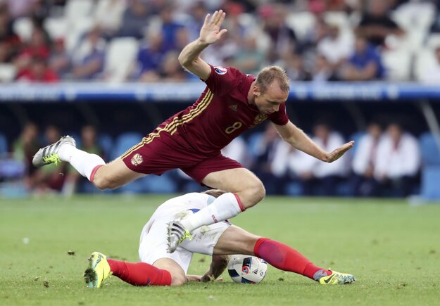Rus Denis Glušakov (hore) v súboji s Angličanom Harrym Kaneom.