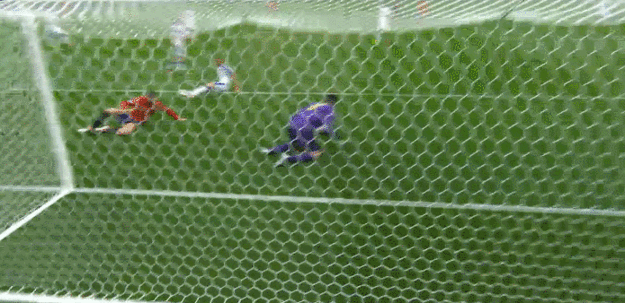Prvú veľkú šancu v zápase mal Álvaro Morata.