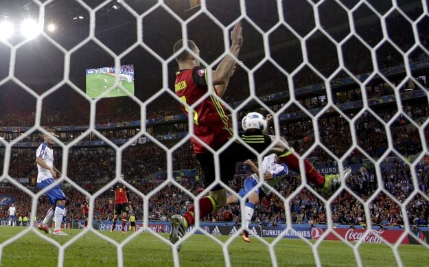 Graziano Pellé (vpravo v bielom) strieľa druhý gól Talianov.