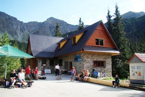 Ťatliakovu chatu v Roháčoch vlastní Klub slovenských turistov  Orava Dolný Kubín.