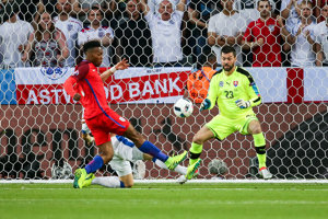 Daniel Sturridge (v červenom) sa pokúša ohroziť Matúša Kozáčika v bráne Slovenska.