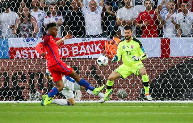 Daniel Sturridge (v červenom) sa pokúša ohroziť Matúša Kozáčika v bráne Slovenska.