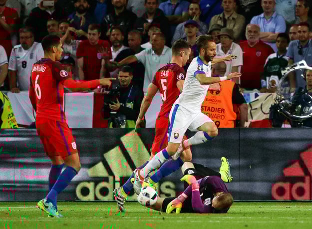 Jedným zo striedajúcich hráčov je aj Dušan Švento (vpravo v bielom), ktorý ohrozil Joa Harta.