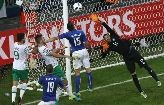 Brankár Talianska Salvatore Sirigu sa naťahuje po strele od jedného z hráčov Írska.