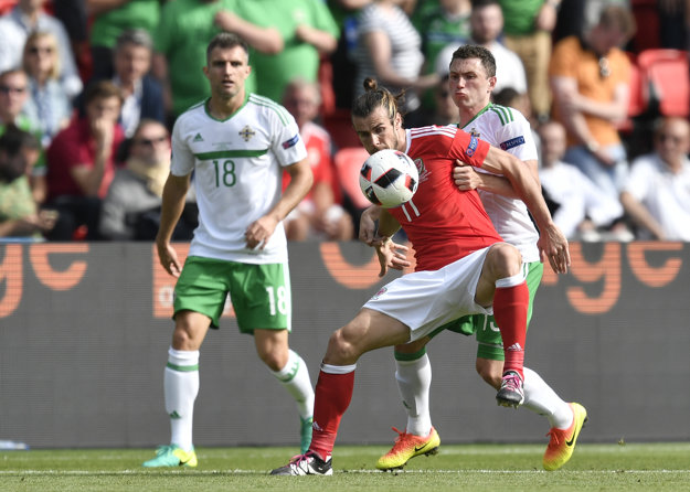 Gareth Bale (v strede).