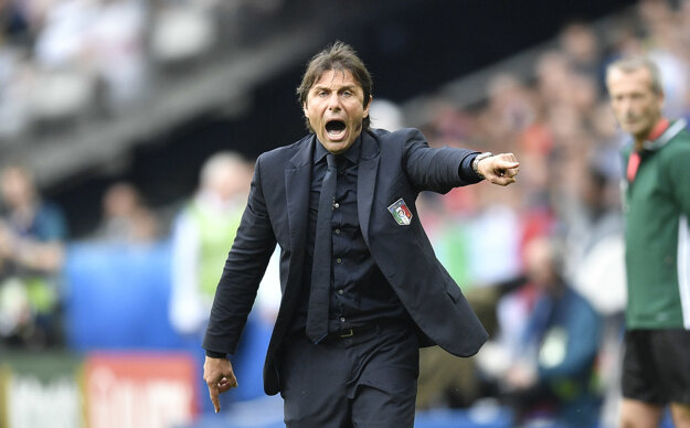 Conte vášnivo gestikuluje počas celého doterajšieho priebehu.