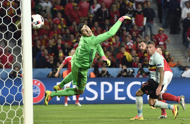Thibaut Courtois sa márne naťahuje za loptou po zakončení Sama Vokesa.