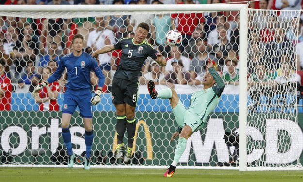 Cristiano Ronaldo sa pokúša o akrobatické zakončenie pred bránou Walesu.