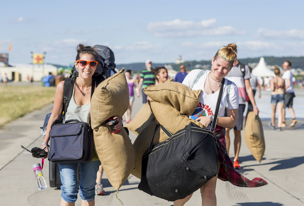 Príchod účastníkov na festival.