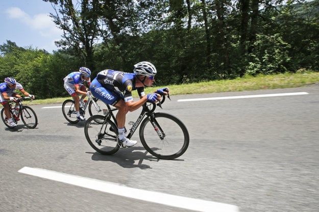 Thibaut Pinot (druhý sprava) vo včerajšej etape zaostal.