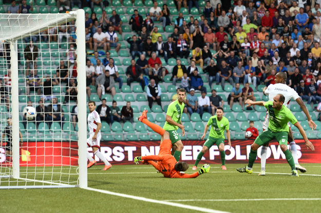 Rangelo Janga (vpravo v bielom) skóruje do siete súpera v zápase v Žiline.