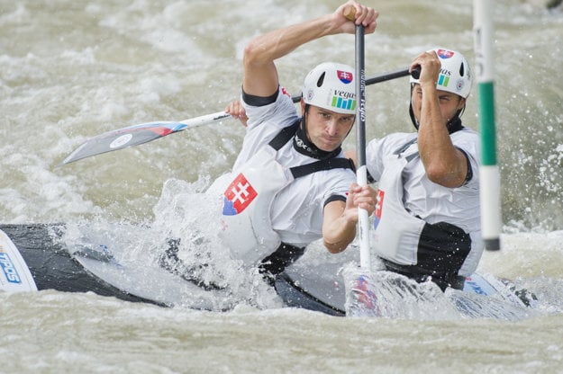 Reprezentanti Slovenska vo vodnom slalome v kategórii C2 Ladislav (vpredu) a Peter Škantárovci.