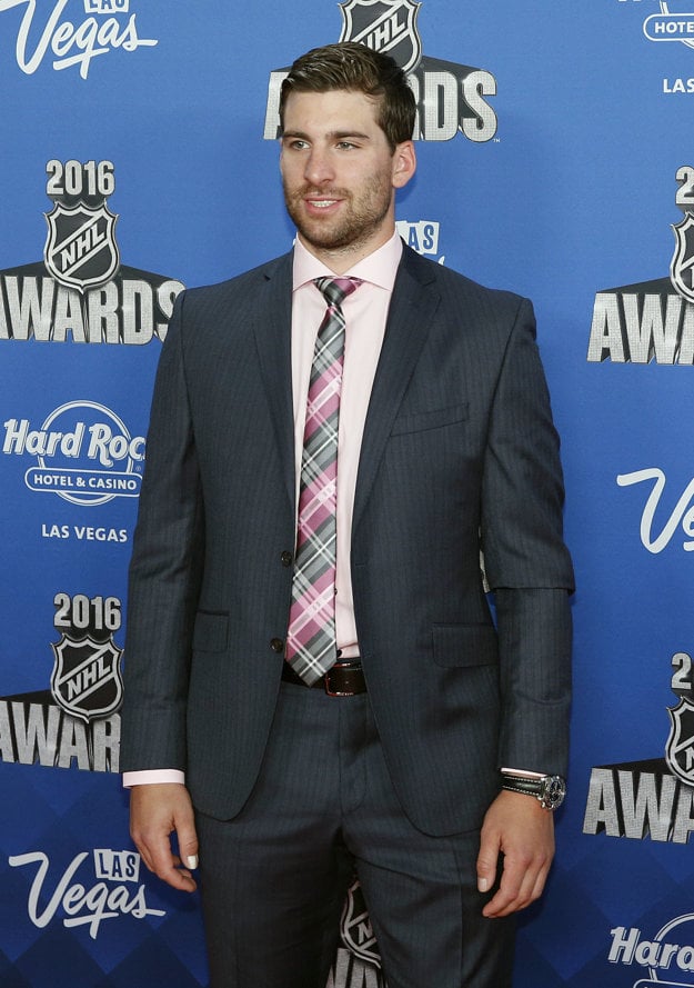John Tavares pózuje pri príležitosti odovzdávania ocenení za sezónu 2015/2016 v NHL.