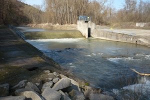 Spriechodnenie priečnych stavieb. Je možné aj bez vybudovania MVE. Ak neslúžia žiadnemu účelu treba uvažovať aj nad ich zrušením.