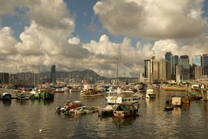 Hongkonský prístav. Môžete si z neho objednať okružnú plavbu cez Hongkong.