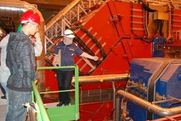 Slovenskí študenti v CERN-e. Činnosť obrovského detektora ALICE vysvetlil študentom RNDr. K. Šafařík.