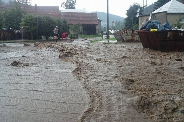 Stačilo pár minút a voda sa liala dolu dedinou.