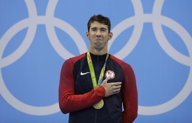 Phelps sa počas ceremoniálu opäť neubránil slzám.