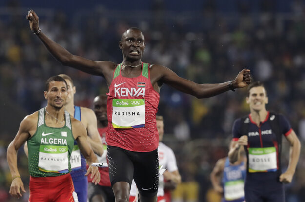 David Rudisha vo víťaznom dobehu disciplíny 800 m.