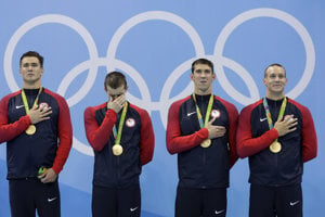 Americkí plavci počúvali na olympiáde v Riu hymnu, s ktorou neboli hudobní kritici veľmi spokojní.