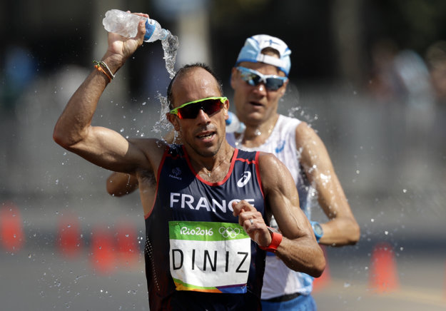 Yahann Diniz svoj olympijský závod psychicky nezvládol. Jeho bojovnosť sa však stala jedným z príbehov Olympijských hier.