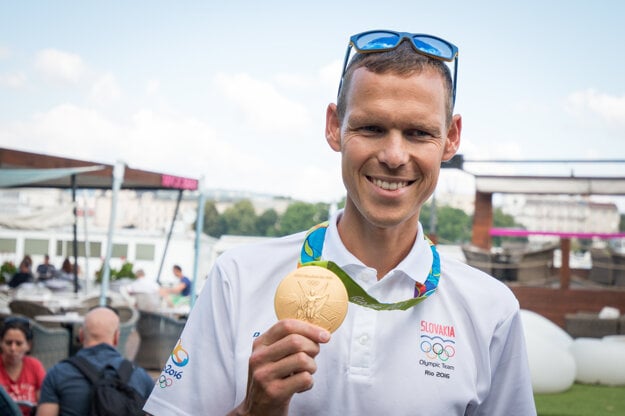 Olympijský víťaz mal so svojou medailou príjemné starosti.