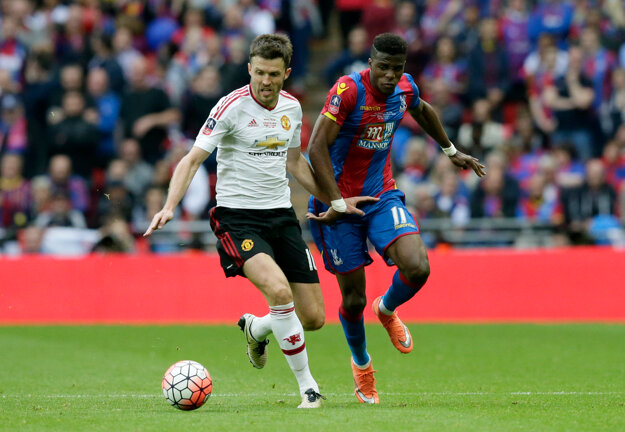 Michael Carrick (vľavo) by mal podľa bývalého anglického reprezentanta Paula Scholesa hrávať po boku Paula Pogbu.