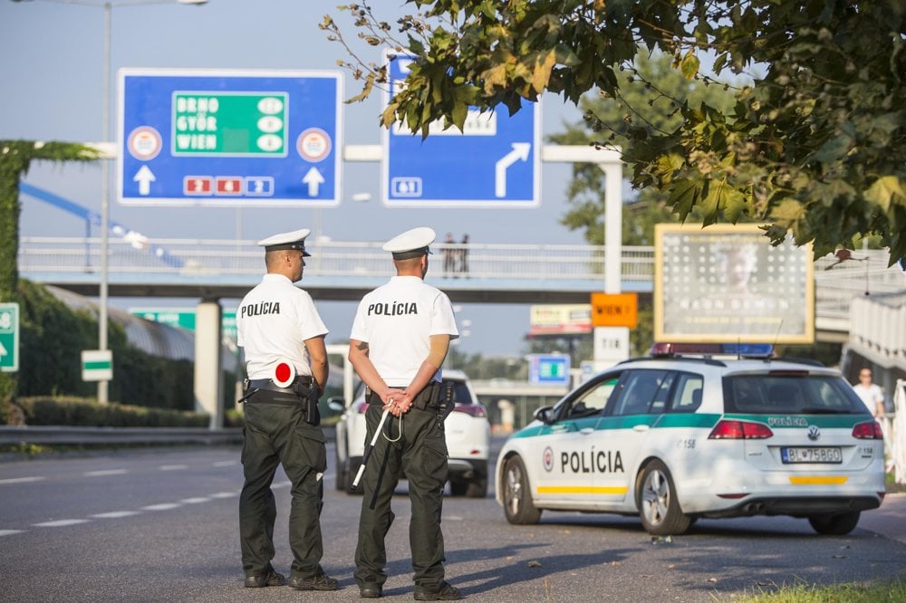 Polícia v uliciach Bratislavy počas summitu EÚ.