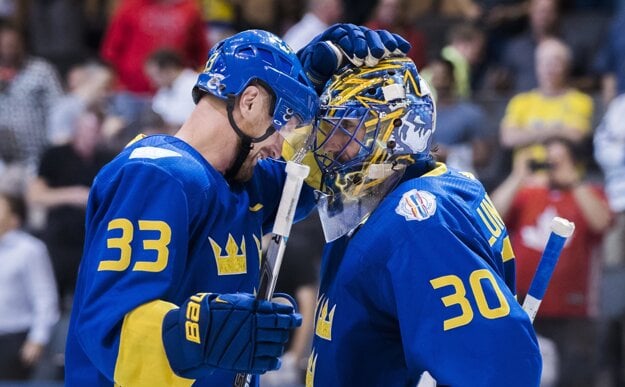 S Henrikom Lundqvistom sa po skončení zápasu teší Henrik Sedin.
