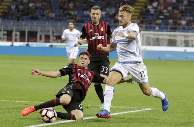 Juraj Kucka sleduje súboj svojho spoluhráča Davideho Calabriu (vľavo) s Cirom Immobilem.
